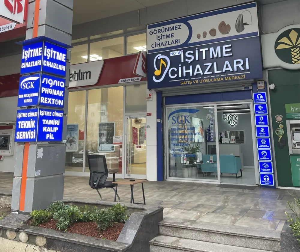 Nota İşitme Cihazları Merkezi mağaza önü; tabelada 'İşitme Cihazları, Satış ve Uygulama Merkezi' ve SGK anlaşmalı yazıyor